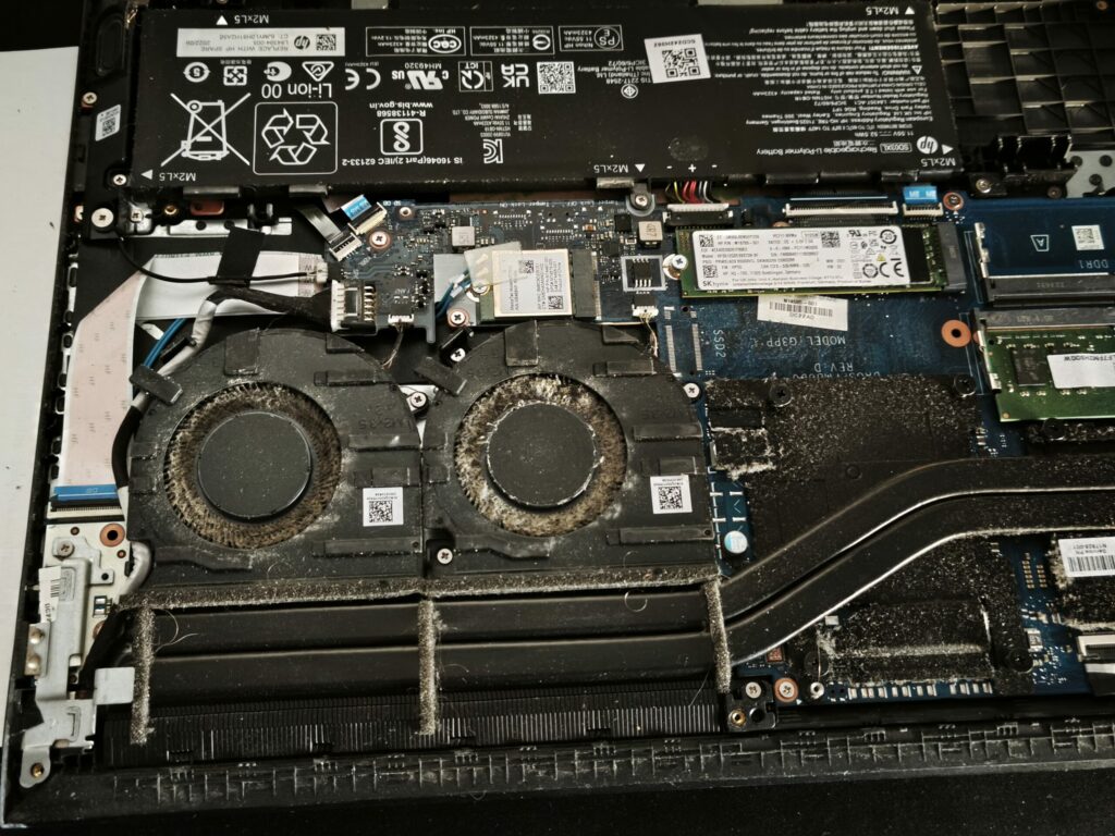 Entretien d'un pc portable symptôme lenteur surchauffe écran noir redemarrage
